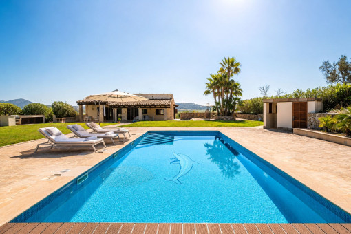 Finca elegantemente reformada con vistas panorámicas, apartamento anexo, garaje y piscina cerca de Sineu
