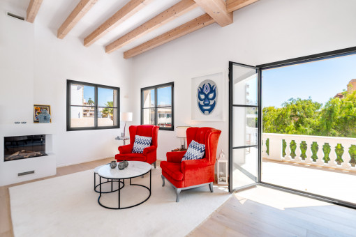 Rincón de salón con chimenea