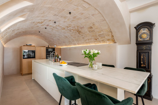 Cocina con techo abovedado