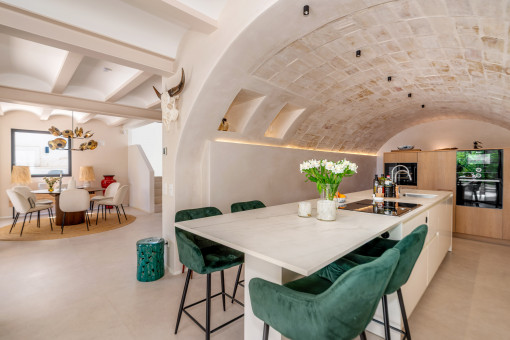 Cocina con comedor adyacente