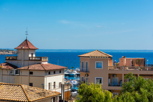 Vista del puerto y el mar