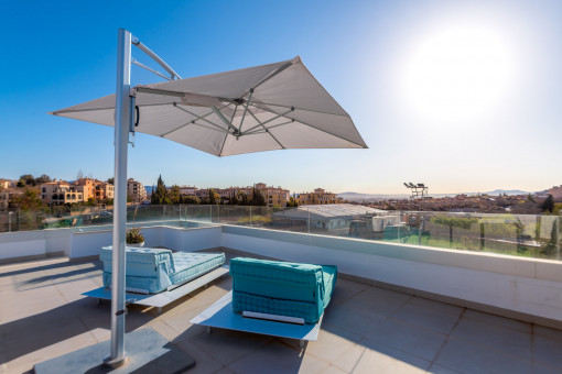 Terraza en la azotea con vistas a la ciudad