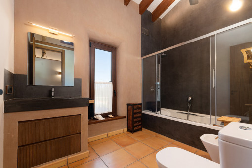 Baño individual separado con bañera