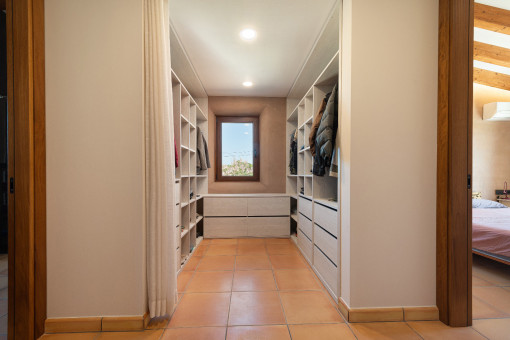 Vestidor amplio y luminoso con ventana al exterior.