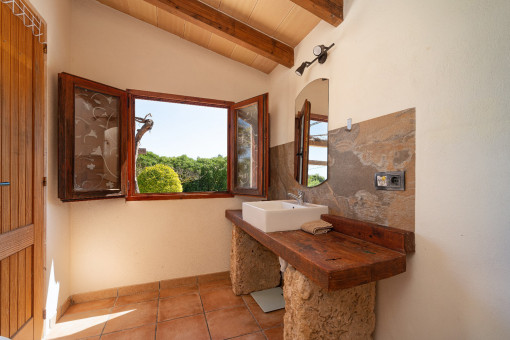 Baño con encanto rústico y vistas al jardín