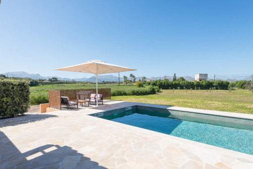 Piscina con vistas a la calma rural