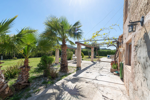 Terraza mediterránea junto a la casa de invitados