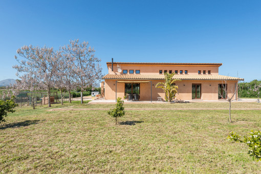 Casa sostenible con vistas y jardín en flor