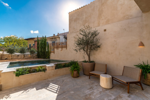 Patio mediterráneo tranquilo con piscina privada y vegetación seleccionada