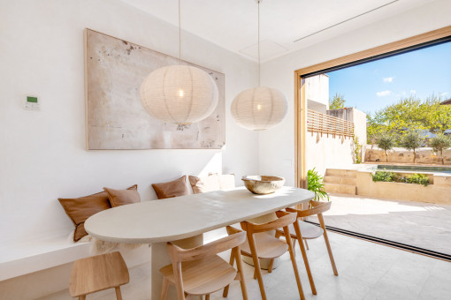 Elegante comedor con banco integrado y materiales naturales