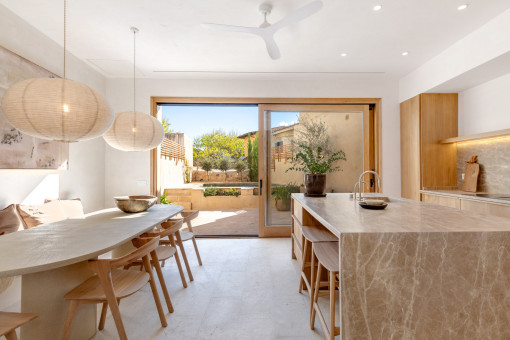 Cocina amplia con acceso directo al patio