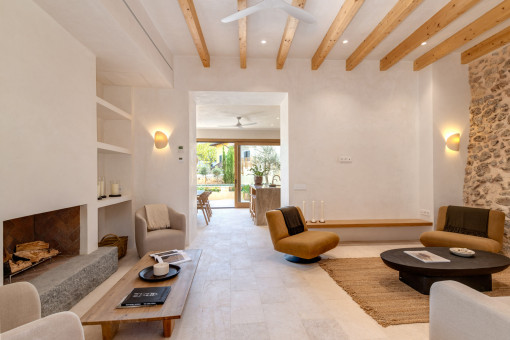 Salón acogedor con chimenea