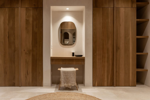Vestidor con madera natural y líneas arquitectónicas – diseño interior pensado al detalle