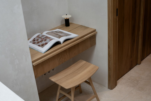 Espacio de trabajo integrado con escritorio de madera a medida