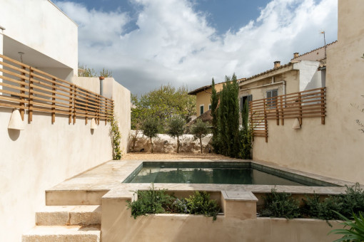 Patio mediterráneo tranquilo con piscina privada y vegetación seleccionada