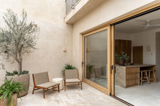 Salón de concepto abierto con una transición fluida entre interior y exterior