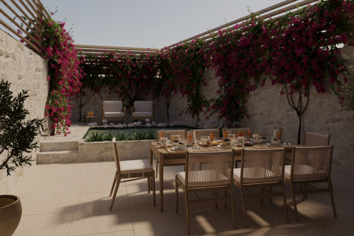 Patio mediterráneo con piscina y comedor