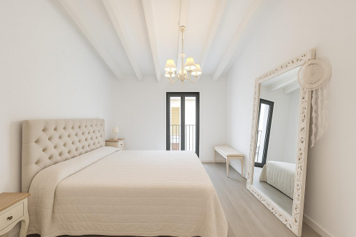 Encantador dormitorio doble con balcón francés