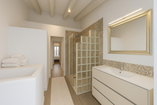 Baño con estilo, ducha a ras de suelo y azulejos decorativos