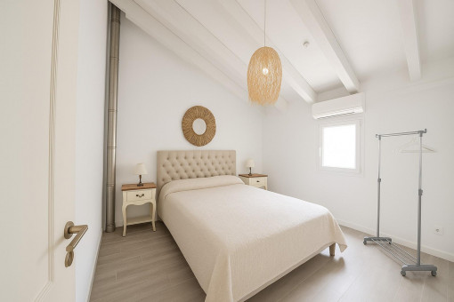 Dormitorio principal elegante con mucha luz y espejo grande