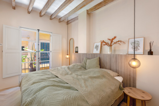Dormitorio principal con vigas originales