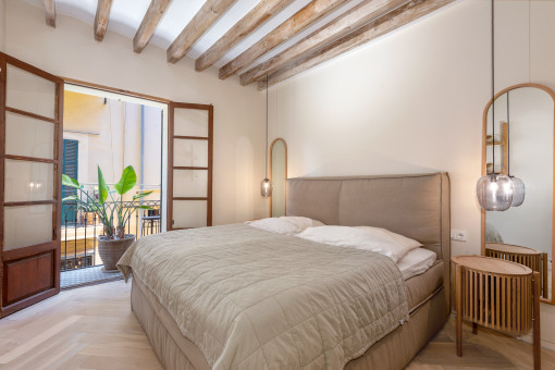 Segundo dormitorio con balcón francés