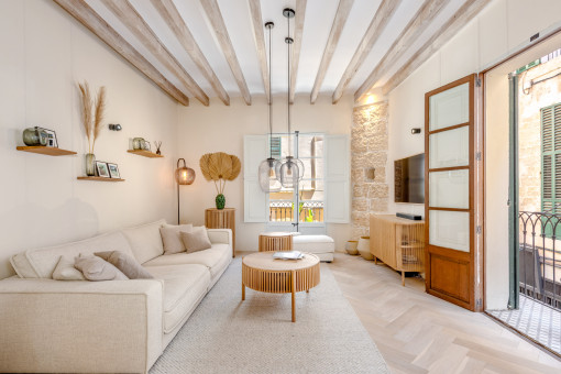 Apartamento reformado en el casco antiguo con elementos de diseño tradicional
