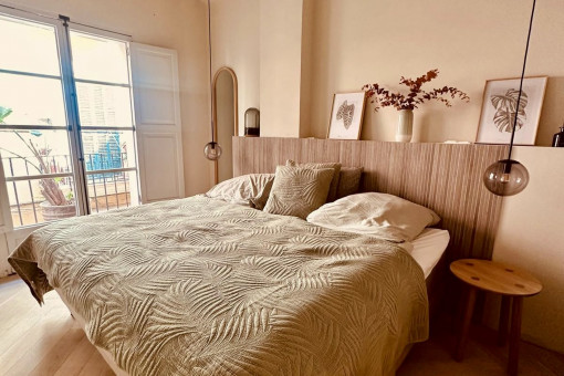 Dormitorio Principal con Vigas de Madera Originales en el Techo