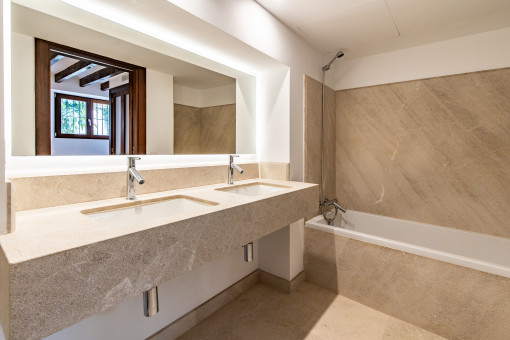 Uno de los dos baños con ducha y bañera