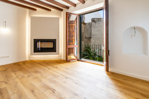 Sala luminosa con chimenea