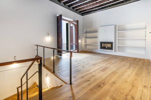 Apartamento en el casco antiguo con techos altos y vigas tradicionales en un impresionante palacio cerca de la catedral