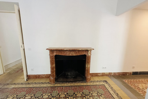 Kamin in einem der 2 Wohnsalons