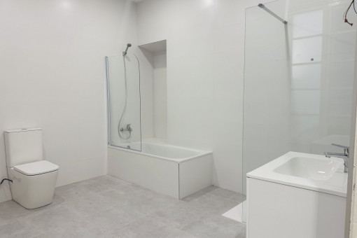 Neues Badezimmer mit Wanne