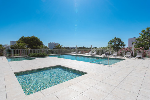 Piscina comunitaria con solariúm 