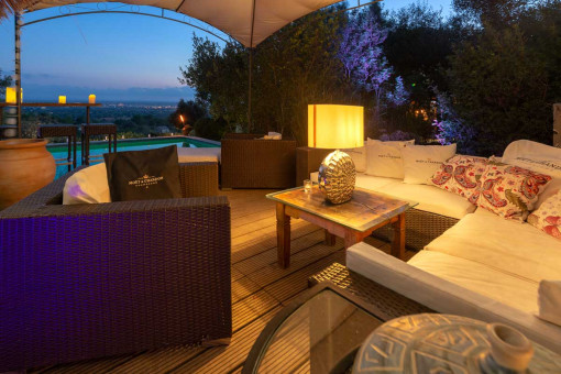 Terraza junto a la piscina de noche 