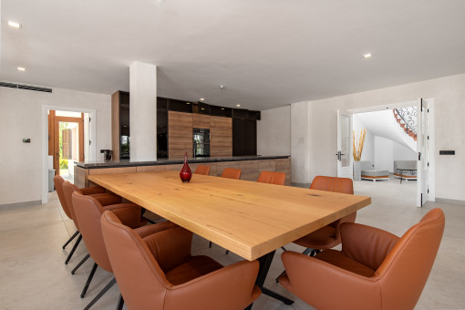 Amplia cocina con comedor