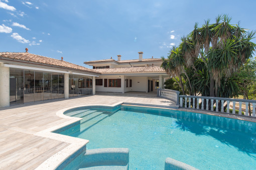Piscina con vistas a la cocina verano