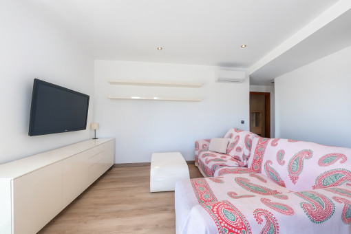 port-alcudia-spacious-terrace-walking-distance-sandy-beach-9