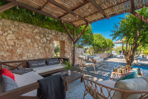 Terraza cubierta junto a la piscina