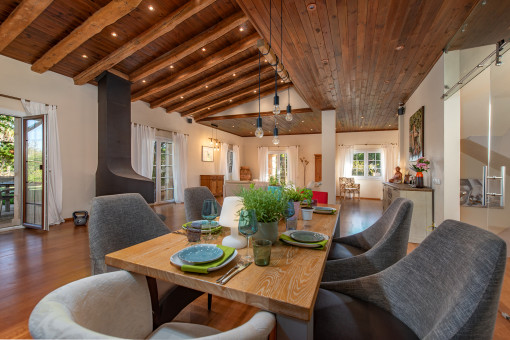 Comedor con chimenea de diseno