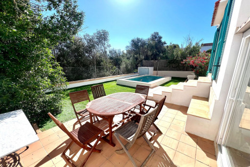 Terraza al lado de la piscina