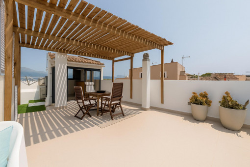Terraza cubierta con área de estar