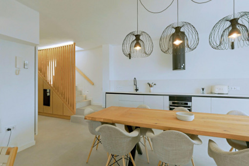 Cocina abierta con acceso a la escalera