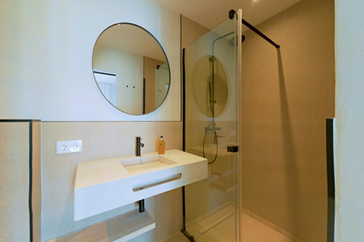 Baño moderno con espejo redondo