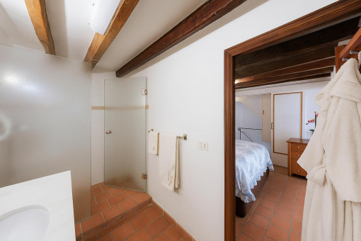 Baño con ducha italiana y detalles de madera