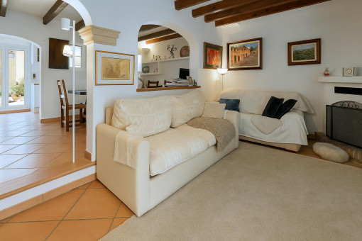 Acogedor salón con vigas de madera