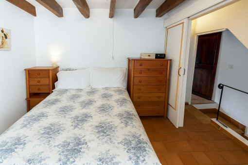 Dormitorio principal acogedor con muebles de madera