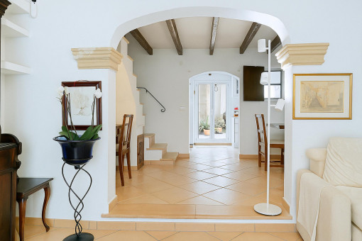 Arco elegante con vista al pasillo