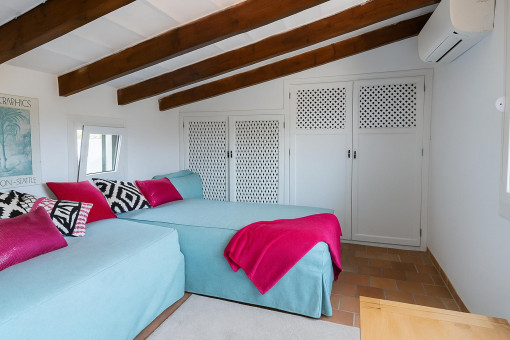 Tercer dormitorio con detalles rosados