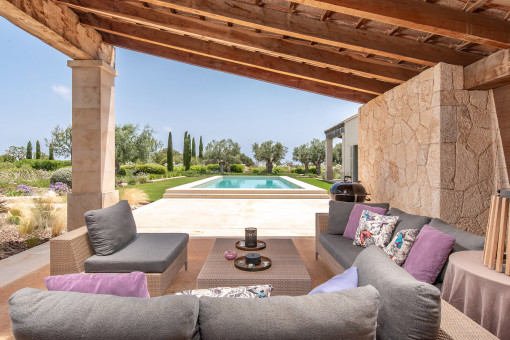 Terraza cubierta con zona chillout